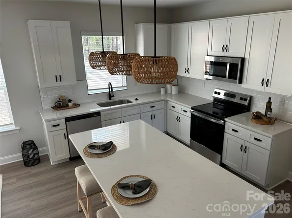 7813 Benning St, Charlotte, NC 28216