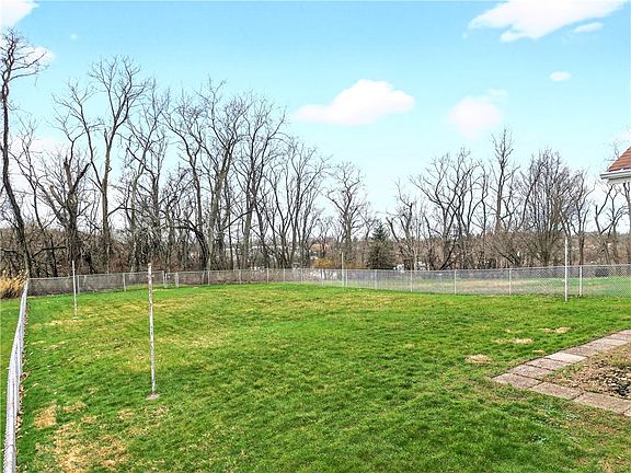 3rd image of 396 Broughton Rd