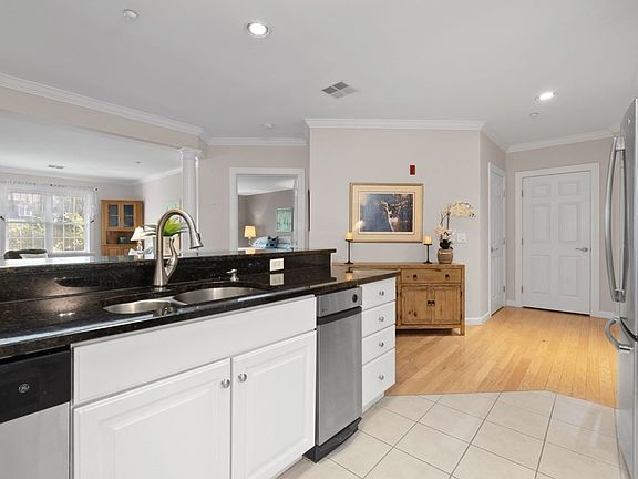 4th image of 5 Woodman Way Unit 302
