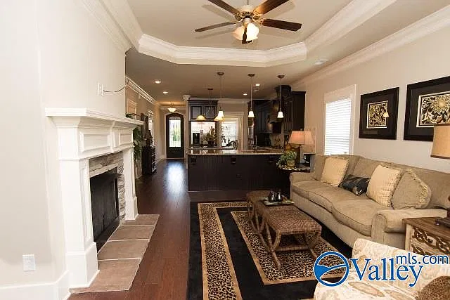 3 bed, 3.0 bath, 2096 sqft, $2,150 — Photo 3