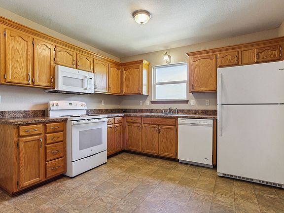 4th image of 1022 NW Willow Dr