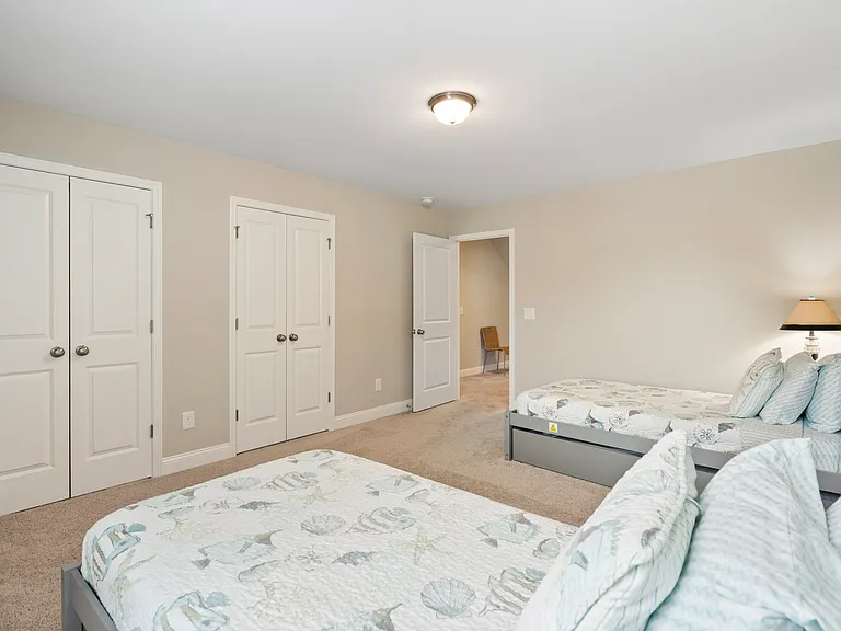 124 Bridge Point Cir — Photo 32