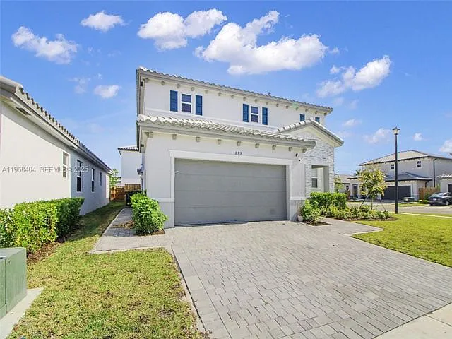 879 SE 26th Ter — Photo 2