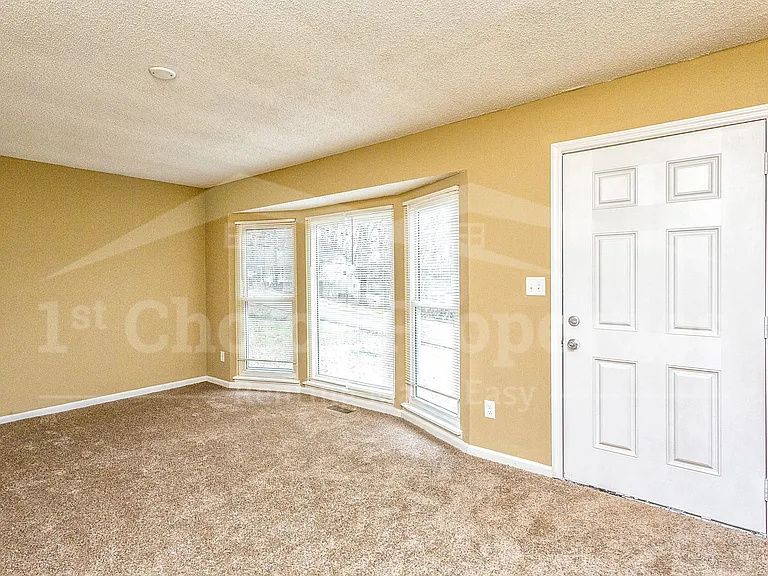 5849 Janet Dr — Photo 5