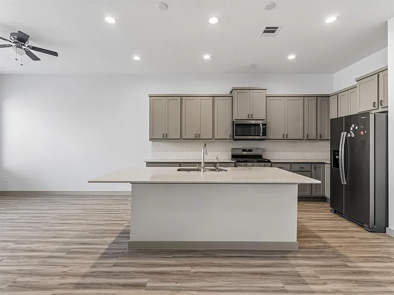 818 Kingwood Dr — Photo 16