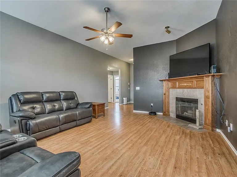 612 SW 38th Pl — Photo 5
