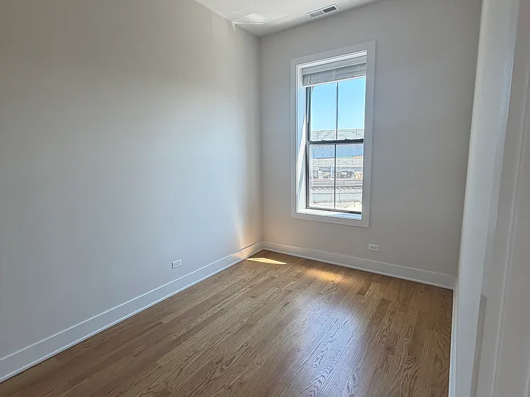 3354 N Sheffield Ave — Photo 11
