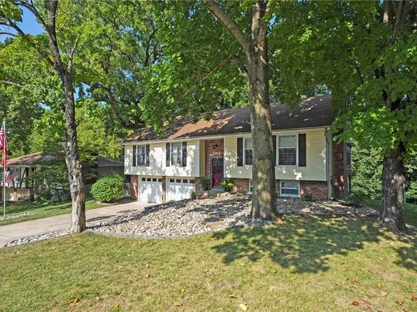 5912 NW Whispering Oaks Ln, Parkville, MO 64152