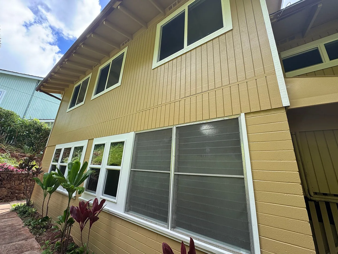 Beautiful Fully Renovated 5-Bedroom Home with Ocean Views — Photo 4