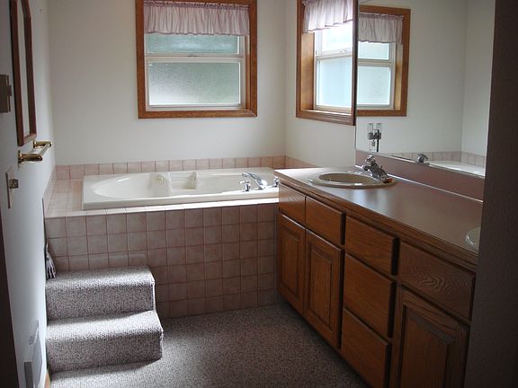 Large tub and doube sinks.