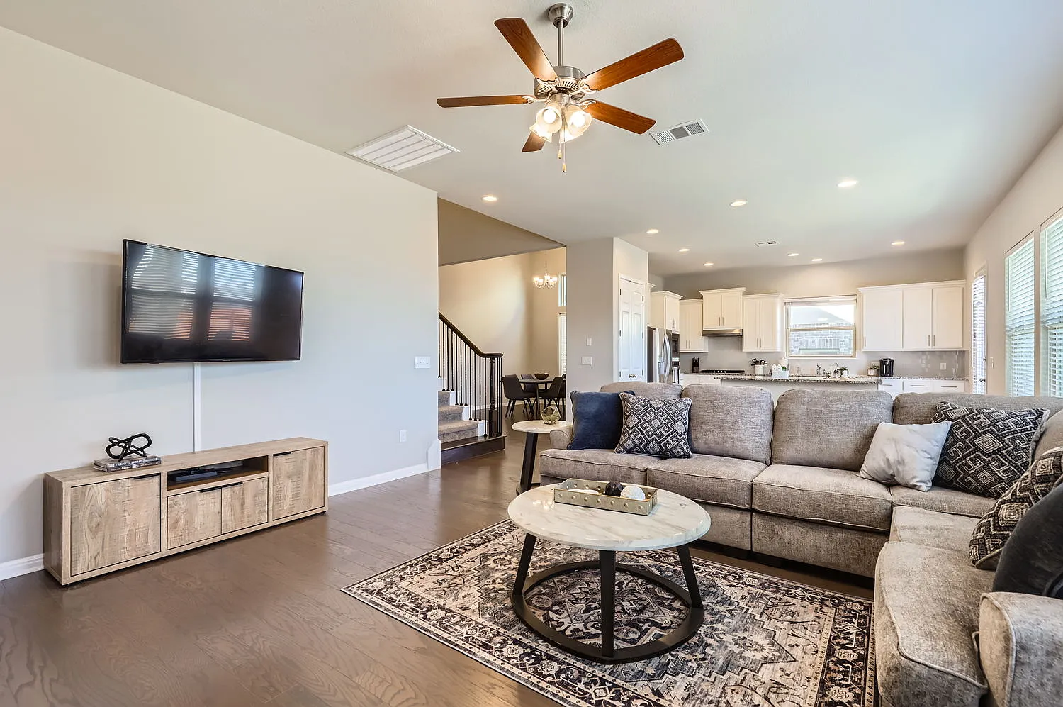 4 bed, 3.5 bath, 3097 sqft, $9,234 — Photo 4