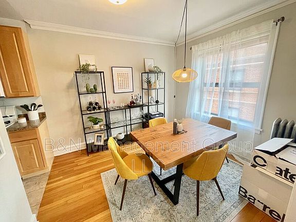 2nd image of 918 W Oakdale Ave #3N