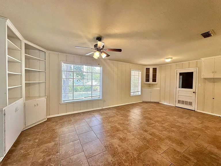 2805 Medina Dr — Photo 5