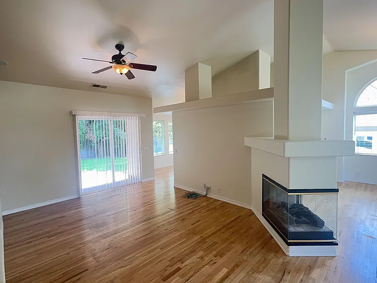 1652 Inverness Dr — Photo 3