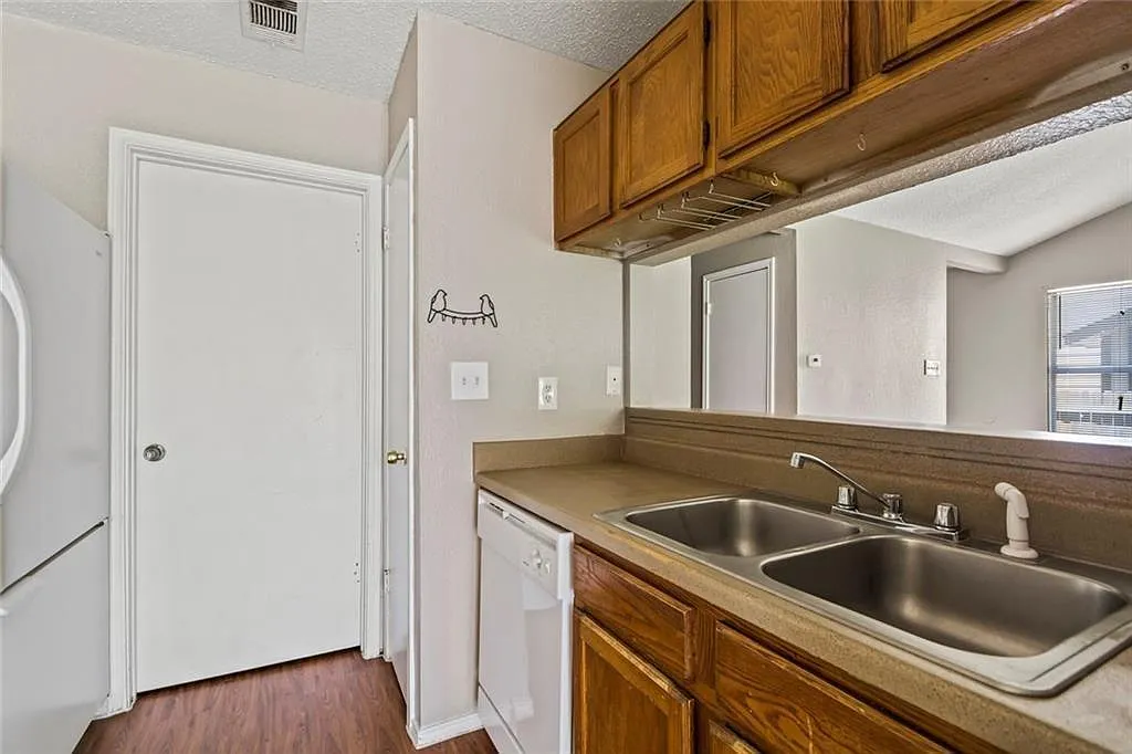 2 bed, 923 sqft, $1,475 — Photo 2