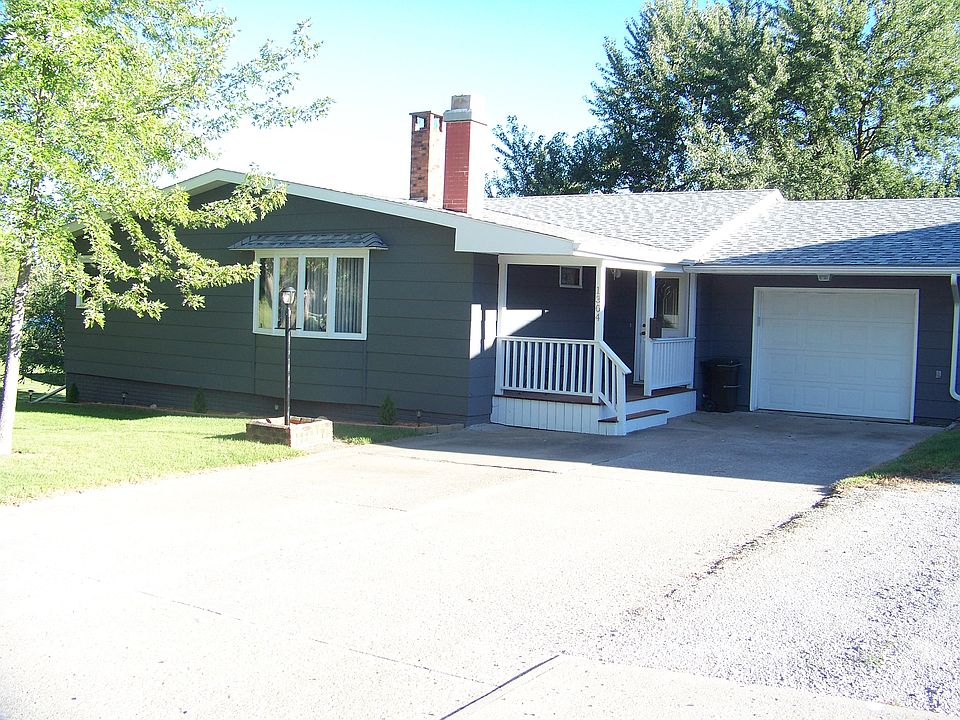 Front w/ attached garage