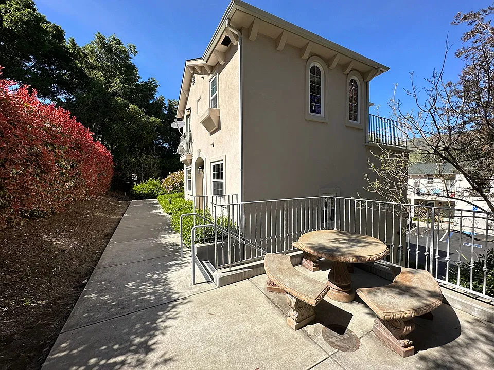 3350-3392 Rockview