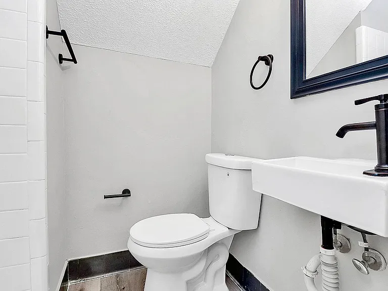 Thompson Place Apartments — Photo 25