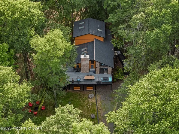 62 S Lehigh River Dr, Gouldsboro, PA 18424