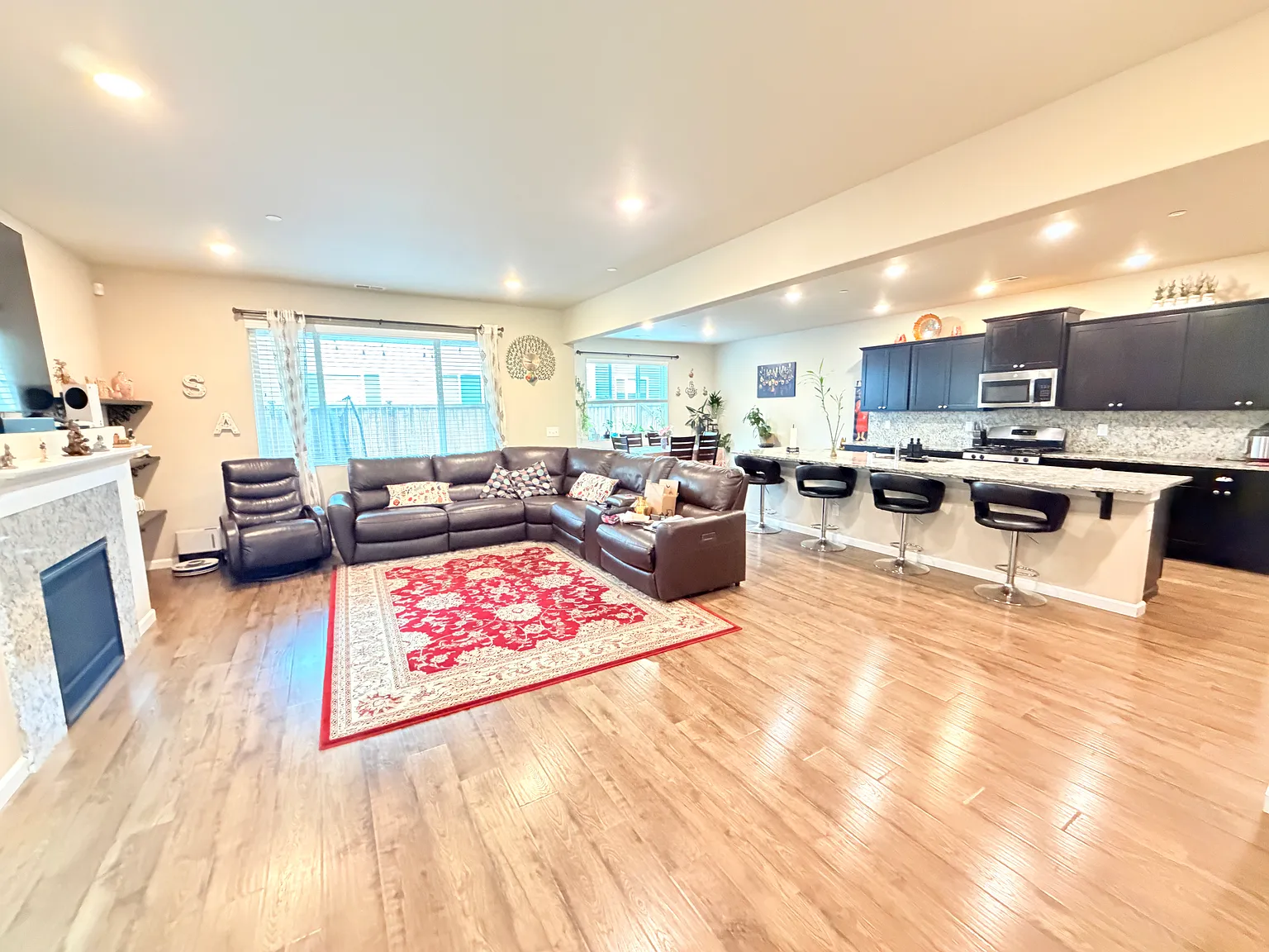 4 bed, 2.5 bath, 2551 sqft, $3,200 — Photo 3