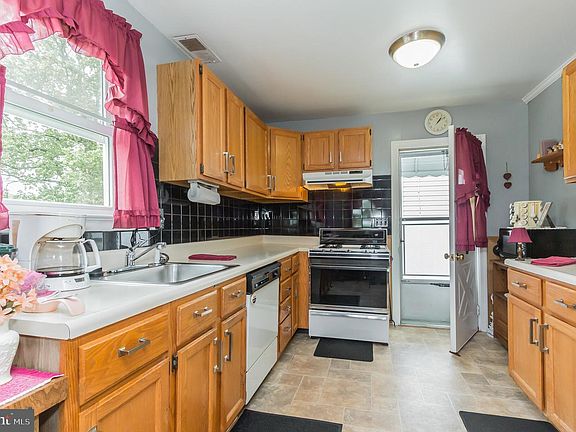 4th image of 635 Lincoln St