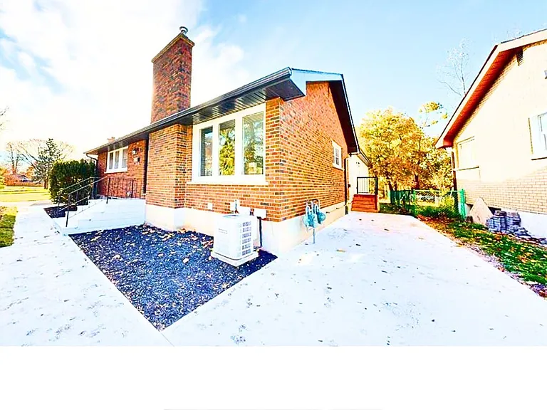 77 Godfrey Dr — Photo 2
