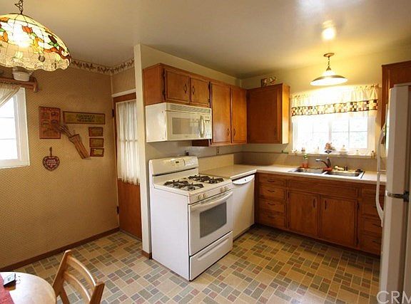 3rd image of 3660 Carfax Ave