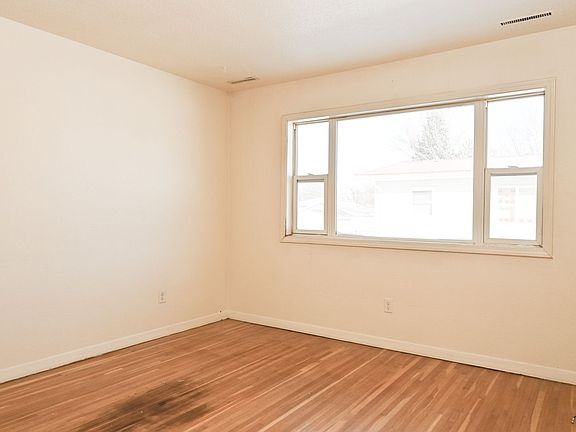 2nd image of 1114 Park Dr #2