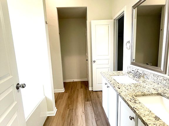 5th image of 2705 Lumina Dr