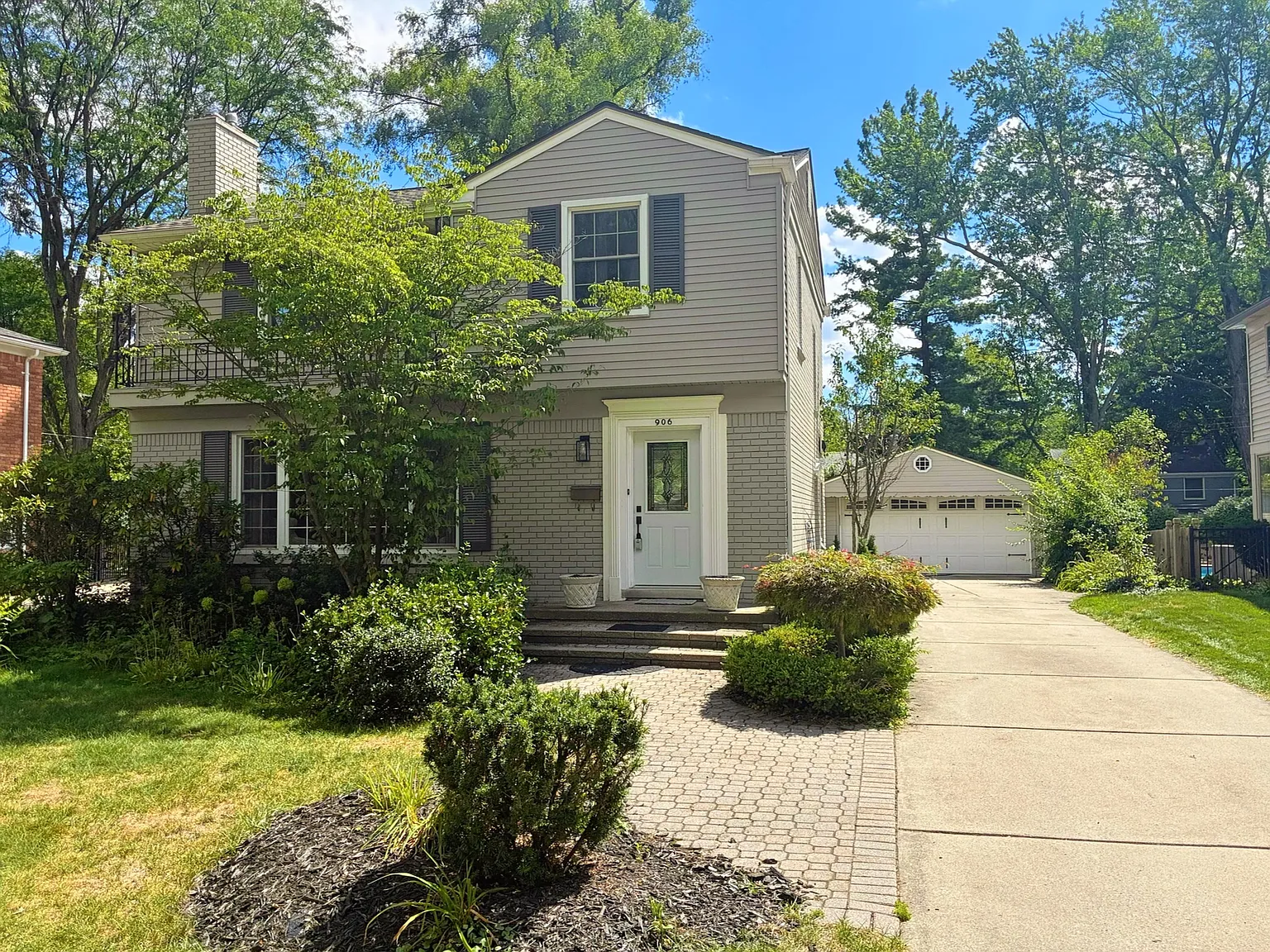 906 Putney St photo 1