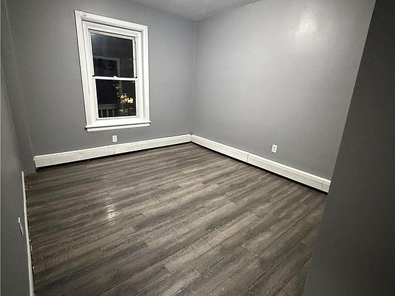 4th image of 626 Oak St