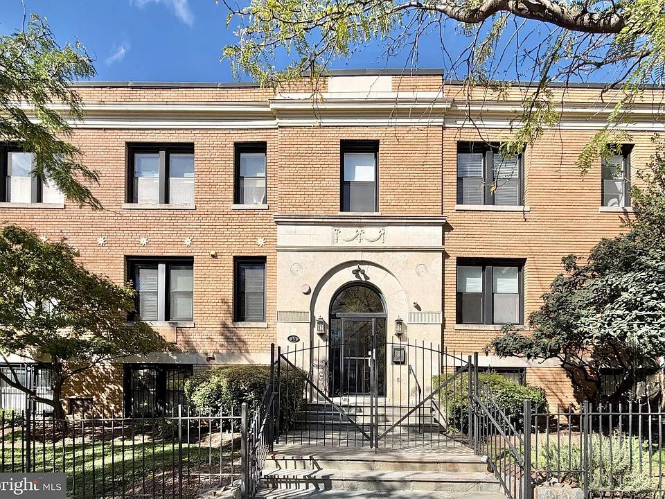14 S St NE #204