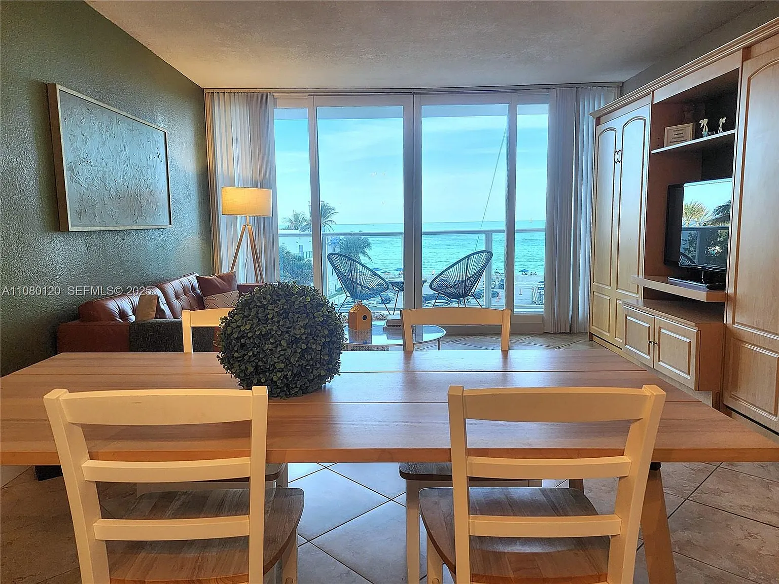 Alexander Towers Condo — Photo 4