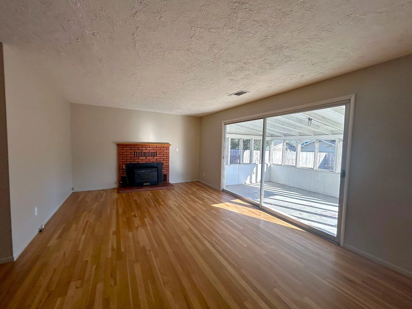 Charming 3 bedroom 2 bath Home in the Forward Addition — Photo 3