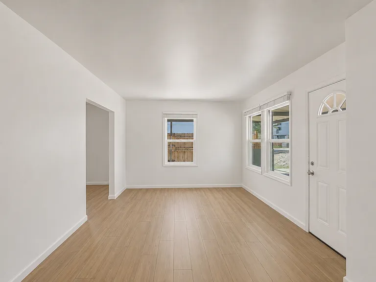1005 E Mariposa St — Photo 7