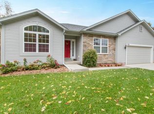 930 Bonnie Brae Ln, Lake Geneva, WI 53147