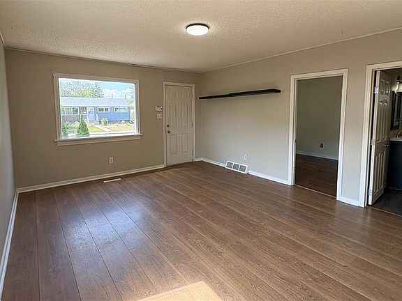 4th image of 647 ROBINSON STREET