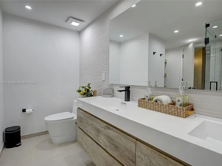 1121 Crandon Blvd #D1201 — Photo 29