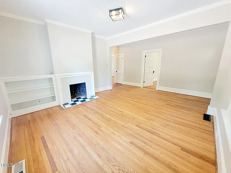 Livingroom with fireplace (non-functional)