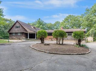 19 Faulkner Ln, Dix Hills, NY 11746