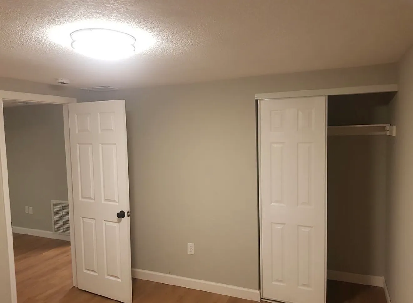 3 bed, 990 sqft, $2,100 — Photo 4