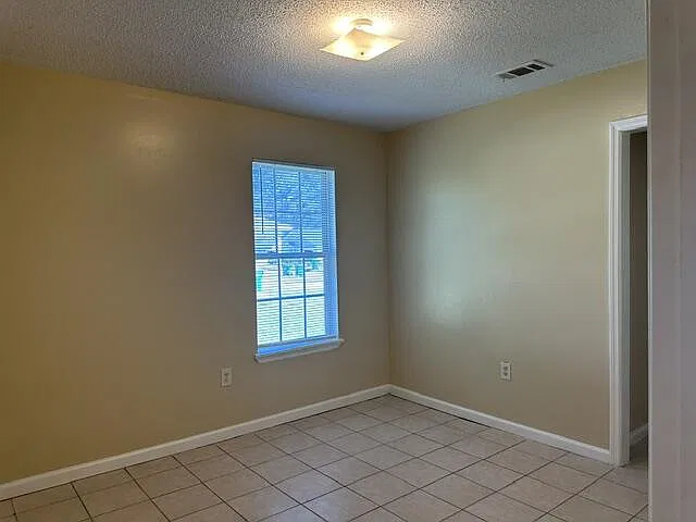 3 bed, 2.0 bath, 1270 sqft, $1,200 — Photo 4