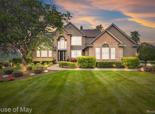 2082 Sandlewood Dr, White Lake, MI 48383