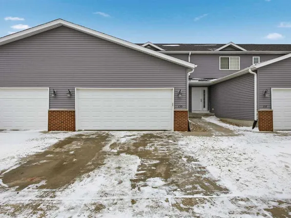 135 Woodstone Ln SW, Cedar Rapids, IA 52404