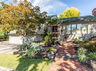 95 Brookfield Dr, Cranston, RI 02920