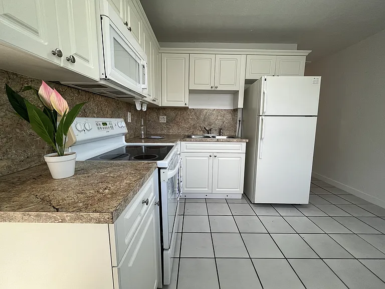 1354 SW 26th Ave — Photo 7