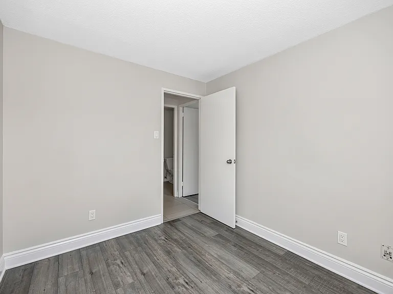 215 Clarence St — Photo 51