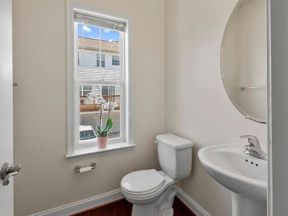 4th image of 830 Ryan St