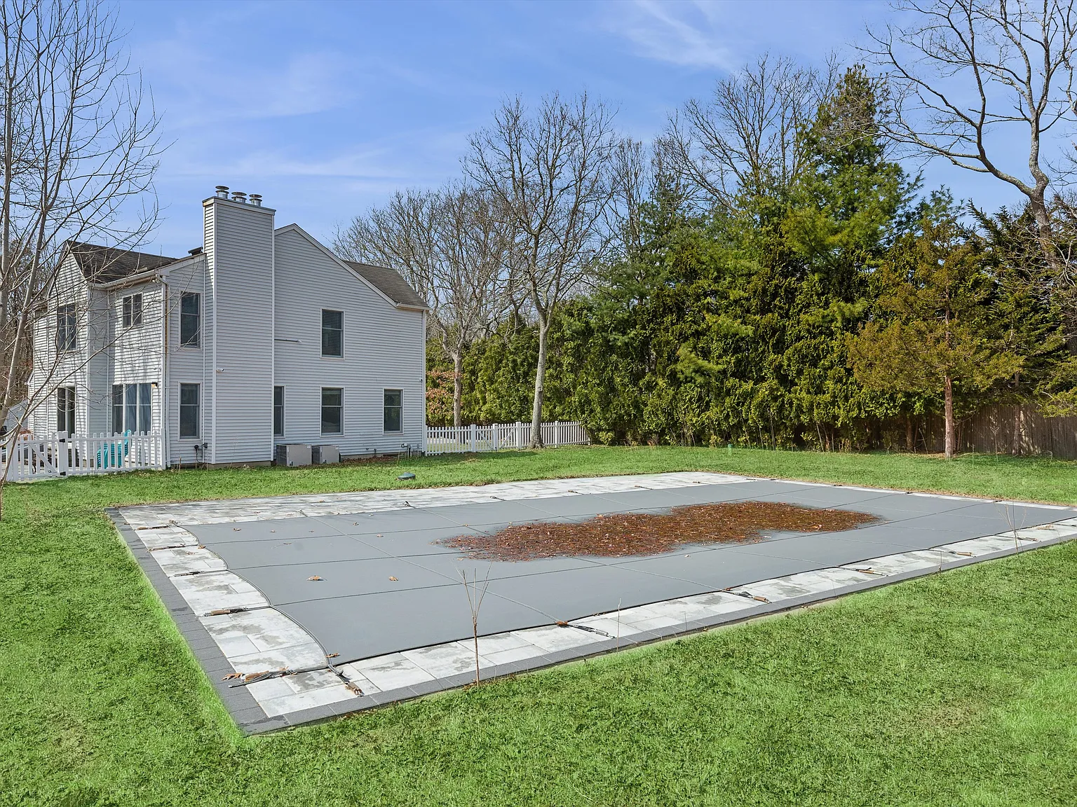 East Hampton Retreat Minutes to Village & Beaches — Photo 2