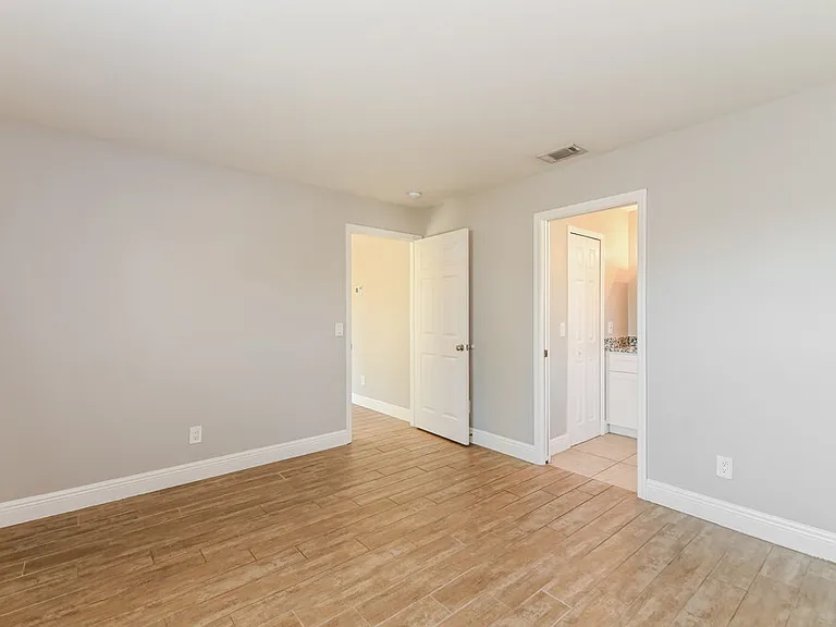 3213 SE Santa Barbara Pl — Photo 9